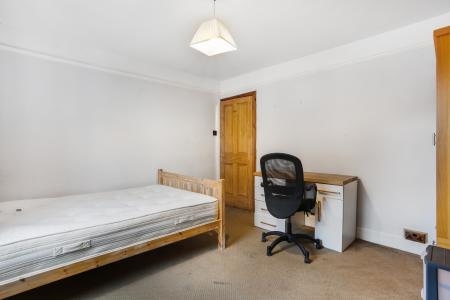 4 bedroom Semi-detached house to let in Park Road, Guildford, GU1