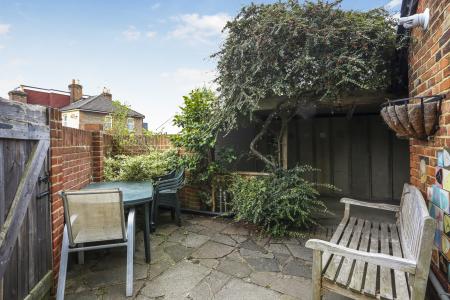 4 bedroom Semi-detached house to let in Park Road, Guildford, GU1