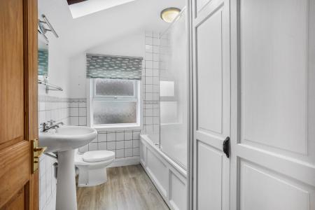 4 bedroom Semi-detached house to let in Park Road, Guildford, GU1