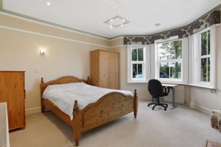 6 bedroom Semi-detached house to let in Woodbridge Road, Town Centre, Guildford, GU1