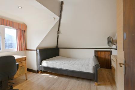 6 bedroom Semi-detached house to let in Woodbridge Road, Town Centre, Guildford, GU1