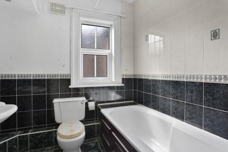 6 bedroom Semi-detached house to let in Woodbridge Road, Town Centre, Guildford, GU1