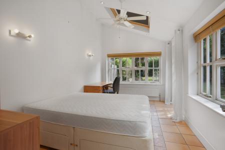 6 bedroom Semi-detached house to let in Woodbridge Road, Town Centre, Guildford, GU1