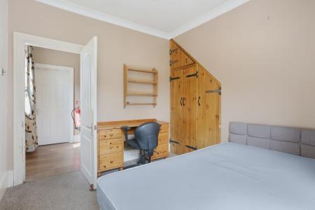 6 bedroom Semi-detached house to let in Woodbridge Road, Town Centre, Guildford, GU1