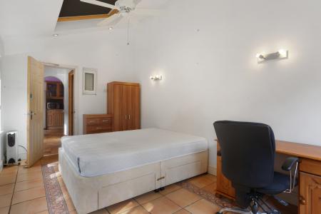 6 bedroom Semi-detached house to let in Woodbridge Road, Town Centre, Guildford, GU1