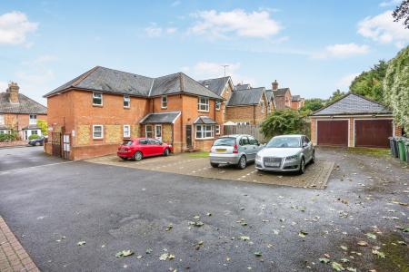 1 bedroom Maisonette to let in Charlotte Court, Addison Road, Guildford, GU1