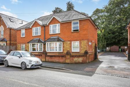 1 bedroom Maisonette to let in Charlotte Court, Addison Road, Guildford, GU1