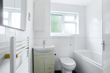 3 bedroom Flat to let in Fairlands Avenue, Fairlands, Guildford, GU3