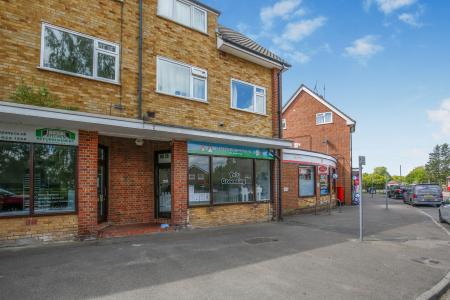 3 bedroom Flat to let in Fairlands Avenue, Fairlands, Guildford, GU3