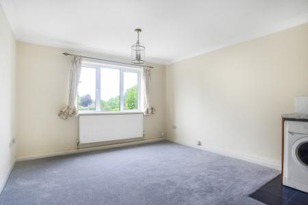 3 bedroom Flat to let in Fairlands Avenue, Fairlands, Guildford, GU3