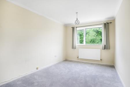 3 bedroom Flat to let in Fairlands Avenue, Fairlands, Guildford, GU3