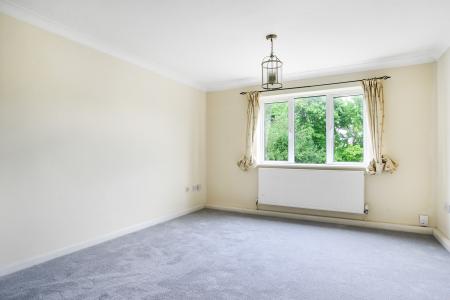 3 bedroom Flat to let in Fairlands Avenue, Fairlands, Guildford, GU3