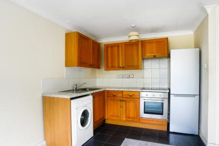 3 bedroom Flat to let in Fairlands Avenue, Fairlands, Guildford, GU3