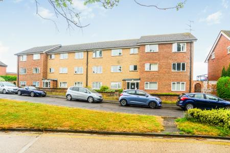 3 bedroom Flat to let in Fairlands Avenue, Fairlands, Guildford, GU3