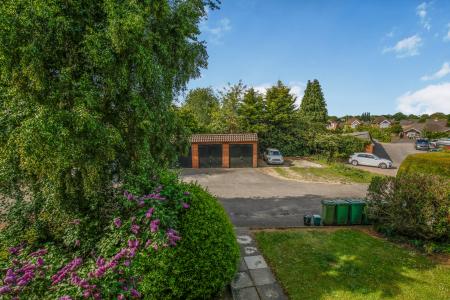 3 bedroom Flat to let in Fairlands Avenue, Fairlands, Guildford, GU3