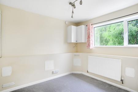3 bedroom Flat to let in Fairlands Avenue, Fairlands, Guildford, GU3