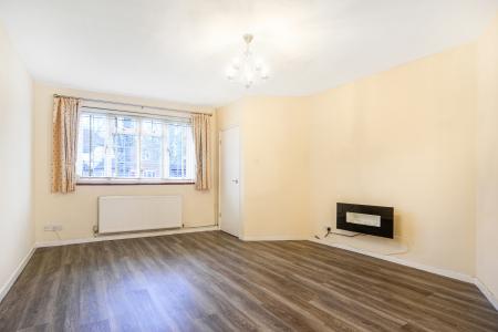 3 bedroom Semi-detached house to let in Kingston Avenue, East Horsley, KT24