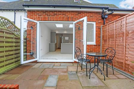 2 bedroom Terraced House to let in Cline Rd, Guildford, GU1