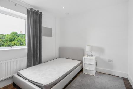 3 bedroom Flat for sale in Station View, Town Centre, Guildford, GU1