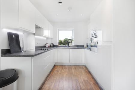 3 bedroom Flat for sale in Station View, Town Centre, Guildford, GU1