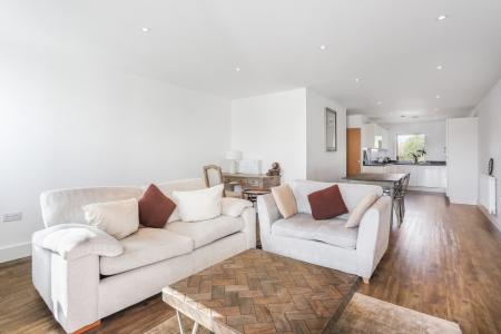 3 bedroom Flat for sale in Station View, Town Centre, Guildford, GU1