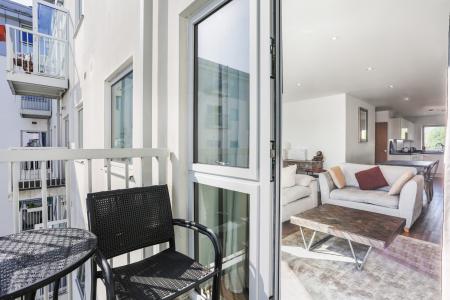 3 bedroom Flat for sale in Station View, Town Centre, Guildford, GU1