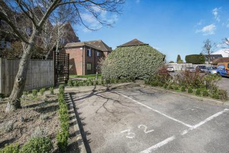 1 bedroom Flat to let in Freelands Road, Cobham, KT11