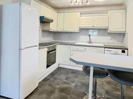 1 bedroom Flat to let in Freelands Road, Cobham, KT11