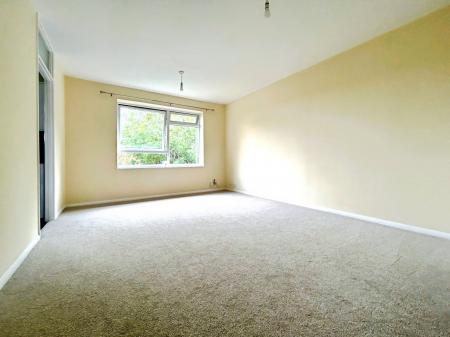 2 bedroom Flat to let in Harewood Road, Merrow, Guildford, GU4