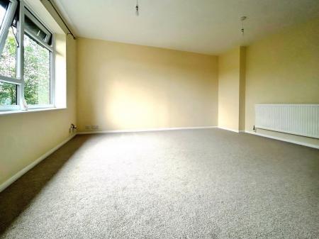 2 bedroom Flat to let in Harewood Road, Merrow, Guildford, GU4