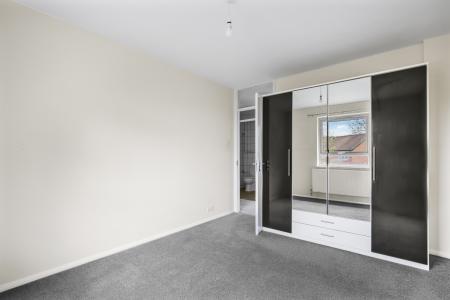 2 bedroom Flat to let in Hareward Road, Merrow, Guildford, GU4