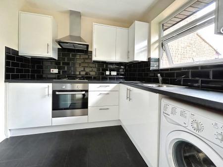 2 bedroom Flat to let in Harewood Road, Merrow, Guildford, GU4
