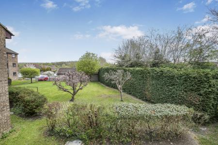 2 bedroom Flat to let in Hareward Road, Merrow, Guildford, GU4