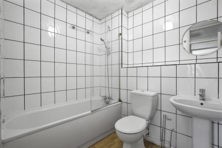 2 bedroom Flat to let in Hareward Road, Merrow, Guildford, GU4