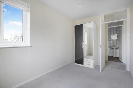 2 bedroom Flat to let in Hareward Road, Merrow, Guildford, GU4