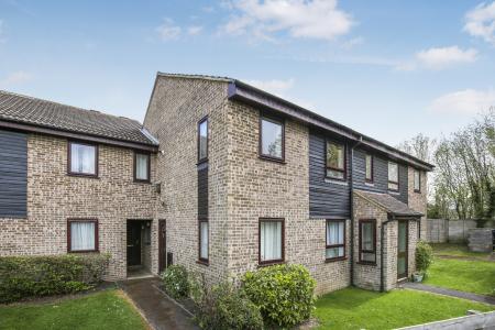 2 bedroom Flat to let in Hareward Road, Merrow, Guildford, GU4