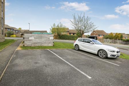 2 bedroom Flat to let in Hareward Road, Merrow, Guildford, GU4