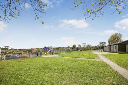 2 bedroom Flat to let in Hareward Road, Merrow, Guildford, GU4