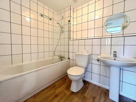 2 bedroom Flat to let in Harewood Road, Merrow, Guildford, GU4