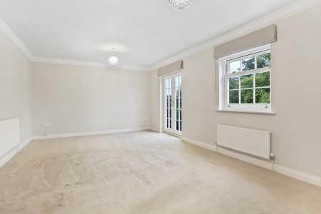 2 bedroom Flat for sale in Portsmouth Rd, Milford, GU8