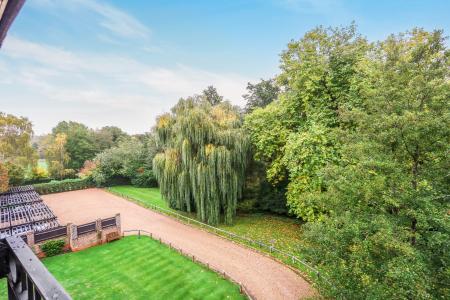 2 bedroom Flat for sale in Portsmouth Rd, Milford, GU8