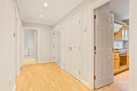 2 bedroom Flat for sale in Portsmouth Rd, Milford, GU8