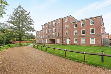 2 bedroom Flat for sale in Portsmouth Rd, Milford, GU8