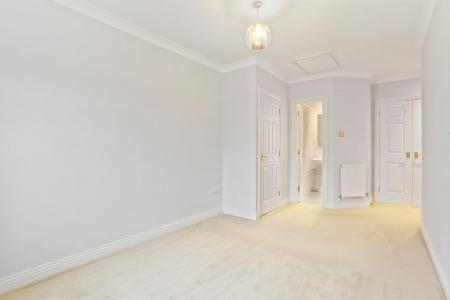 2 bedroom Flat for sale in Portsmouth Rd, Milford, GU8