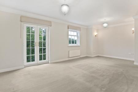 2 bedroom Flat for sale in Portsmouth Rd, Milford, GU8