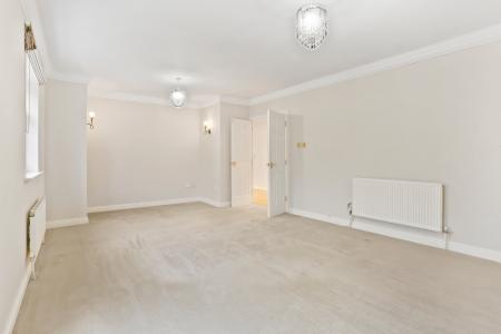 2 bedroom Flat for sale in Portsmouth Rd, Milford, GU8