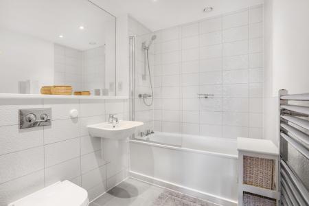 3 bedroom Flat to let in Station View, Guildford, GU1