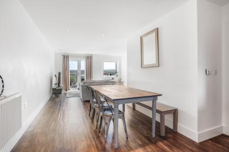 3 bedroom Flat to let in Station View, Guildford, GU1