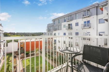 3 bedroom Flat to let in Station View, Guildford, GU1