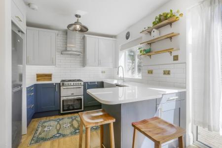 4 bedroom Semi-detached house to let in Manor Road, Stoughton, Guildford, GU2